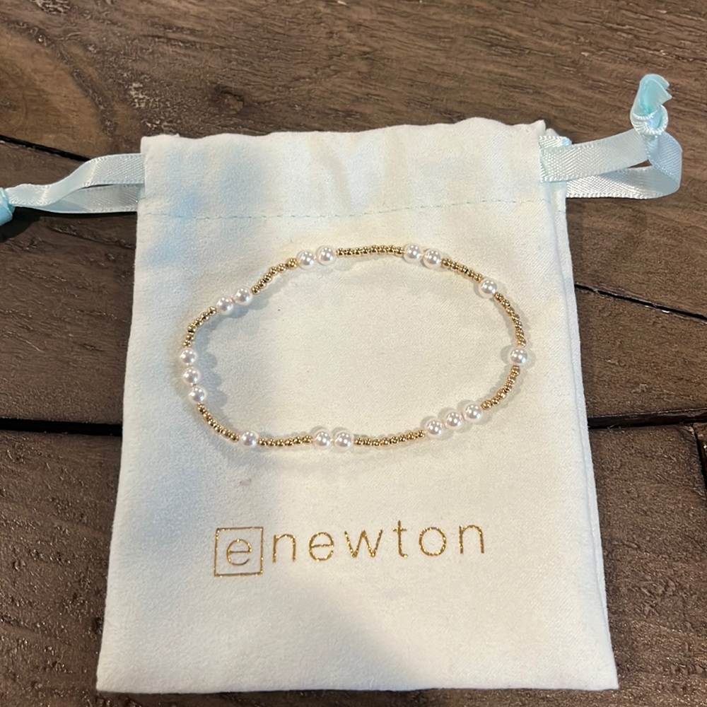 E newton hope unwritten bracelet -pearl